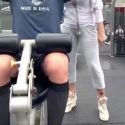 Nadia Comăneci l-a antrenat pe Arnold Schwarzenegger într-un parc. Foto: Hepta