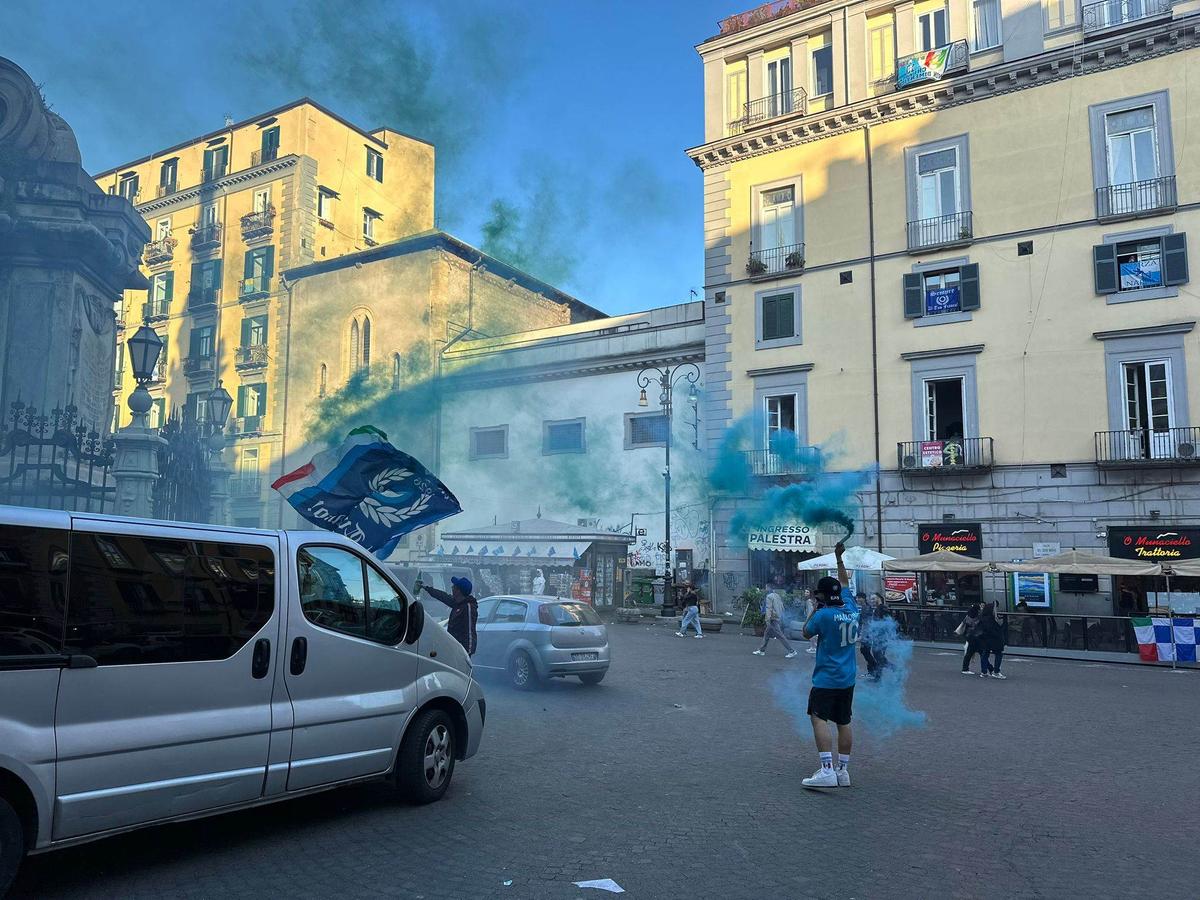 Udinese - Napoli 1-1 » Pentru D10S! Nebunie pe străzile din Napoli. Echipa la care Maradona a scris istorie e din nou campioană în Italia, după 33 de ani