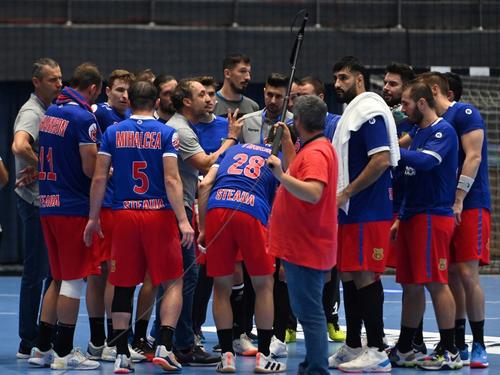 Handbaliștii Stelei la un time-out în sezonul 2022 FOTO Imago Images