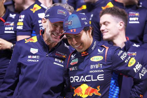 Adrian Newey, în stânga, alături de Sergio Perez // foto: Guliver/gettyimages