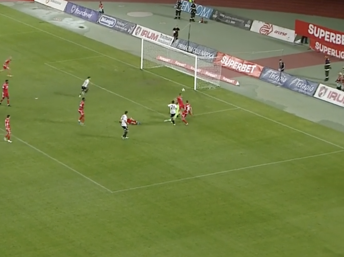 Gafă uriașă  în U Cluj - Dinamo! Fanilor nu le-a venit să creadă când au văzut ce a făcut Golubovic