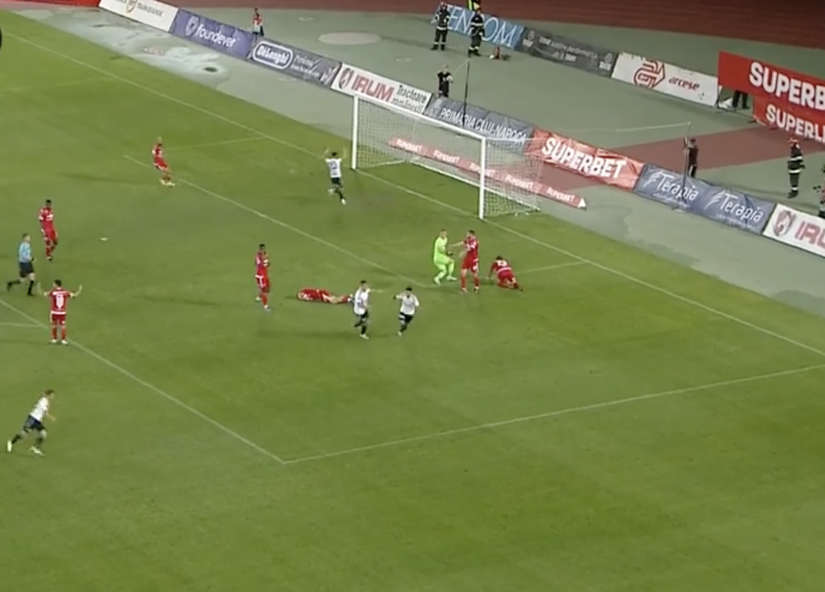 Gafă uriașă  în U Cluj - Dinamo! Fanilor nu le-a venit să creadă când au văzut ce a făcut Golubovic