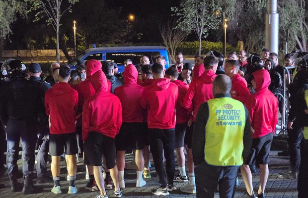 Fanii lui Dinamo s-au săturat! I-au băgat pe jucători în ședință după 3-3 cu U Cluj: „Cine mai rămâne dacă retrogradăm?”