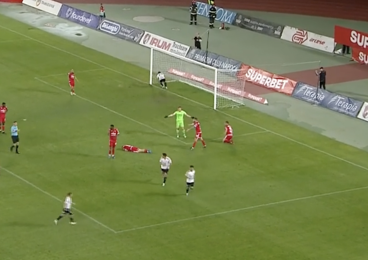Gafă uriașă  în U Cluj - Dinamo! Fanilor nu le-a venit să creadă când au văzut ce a făcut Golubovic