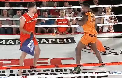 Un campion MMA cu centură neagră la TOATE artele marțiale a schimbat radical sportul: „Acum, mă bat cu perne, e foarte dur”. Imaginile sunt spectaculoase