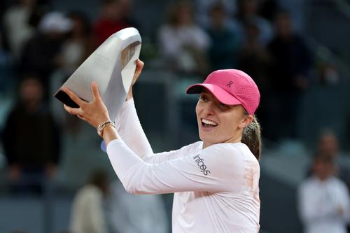 Iga Swaitek cu trofeul de la Madrid FOTO Guliver/GettyImages