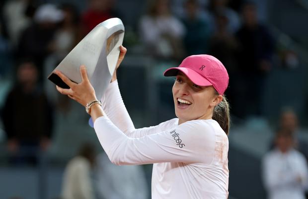 Iga Swiatek s-a impus la Madrid după ce a salvat trei mingi de meci în fața Arynei Sabalenka