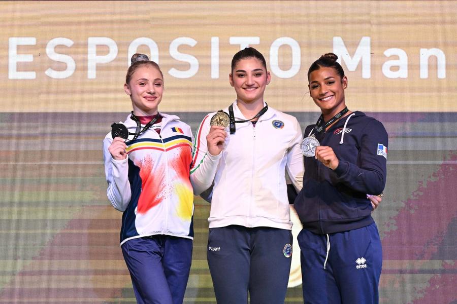 Sabrina Maneca-Voinea pe podium alături de Manila Esposito și Marine Boyer Sabrina Maneca-Voinea, două medalii de argint la Campionatele Europene de la Rimini