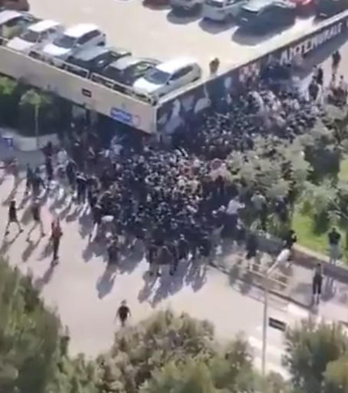 Bătaie în toată regula înainte de derby » 160 de suporteri au fost arestați, mai mulți polițiști răniți