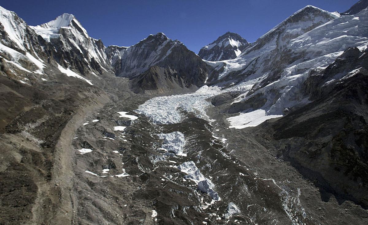 Nepalul schimbă regulile pentru expedițiile pe Everest » Cât trebuie să plătească străinii și o nouă condiție majoră: toate companiile o contestă