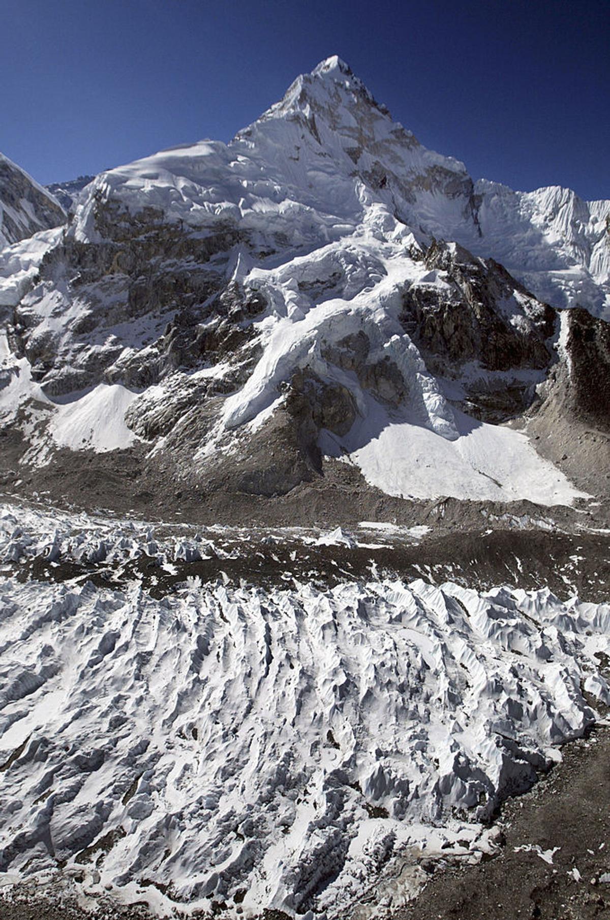 Nepalul schimbă regulile pentru expedițiile pe Everest » Cât trebuie să plătească străinii și o nouă condiție majoră: toate companiile o contestă