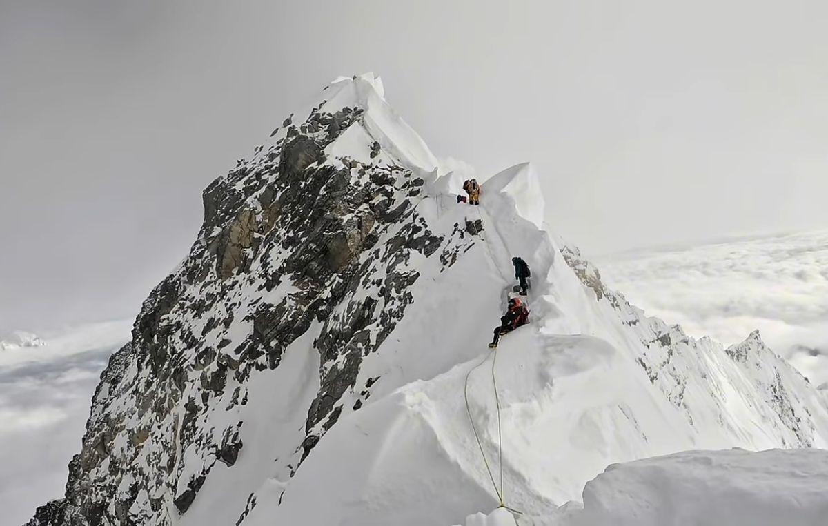 Nepalul schimbă regulile pentru expedițiile pe Everest » Cât trebuie să plătească străinii și o nouă condiție majoră: toate companiile o contestă