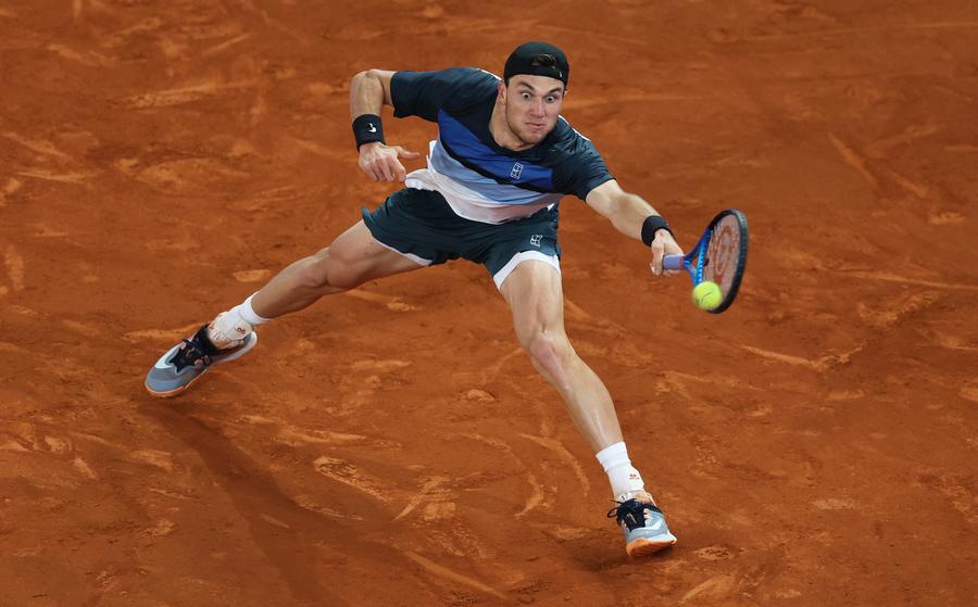 Jack Draper în acțiune pe zgura de la Madrid FOTO Guliver/GettyImages Jack Draper, finalistul de la Madrid, conduce un Volkswagen Polo: „Nu am prea multe lucruri scumpe”