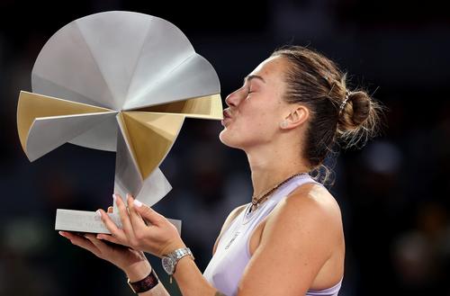 Aryna Sabalenka sărutând trofeul de la Madrid FOTO Guliver/GettyImages