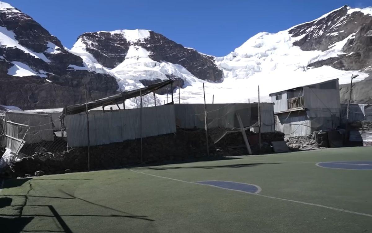 Cel mai înalt loc din lume unde poți juca fotbal! Imagini fabuloase din orașul-SF care testează limitele: „Oameni cu arme pe străzi”