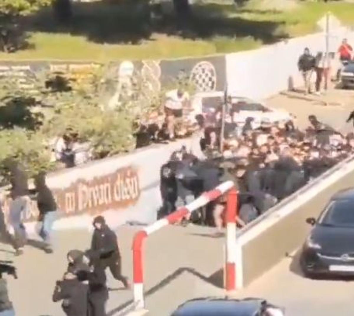 Bătaie în toată regula înainte de derby » 160 de suporteri au fost arestați, mai mulți polițiști răniți