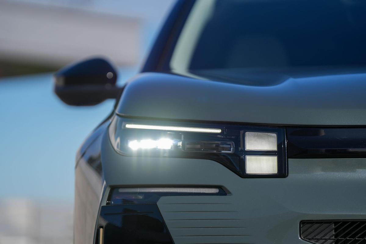 Mașina apreciată de români a lansat noul model! Are botul mult mai ascuțit și e mai ieftină decât „fratele” de la Peugeot