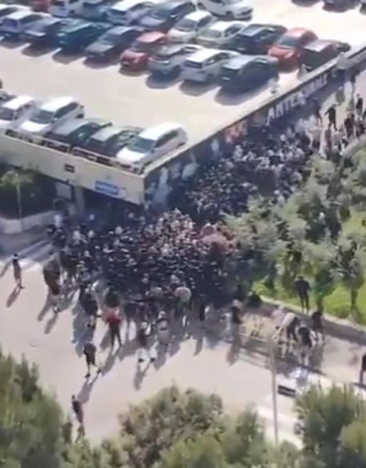 Bătaie în toată regula înainte de derby » 160 de suporteri au fost arestați, mai mulți polițiști răniți