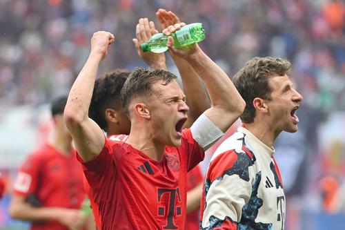 Joshua Kimmich și Thomas Muller sărbătoresc egalul de la Leipzig ca pe o victorie / Foto: Imago