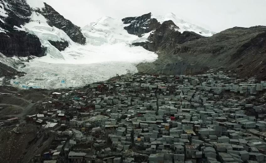 La Rinconada, din Peru, este cea mai înaltă așezare permanentă din lume. Cei aproximativ 30.000 de locuitori trăiesc la o altitudine de 5.100 de metri.