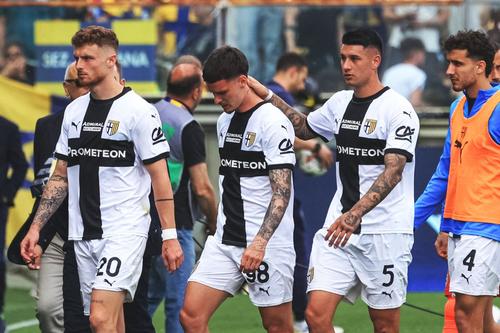 Dennis Man a fost consolat de colegi după ratările din Parma - Como/ foto: Imago Images