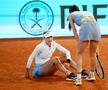 Sorana Cîrstea, privind genunchii însângerați ai  Annei Kalinskaya // foto: Guliver/gettyimages