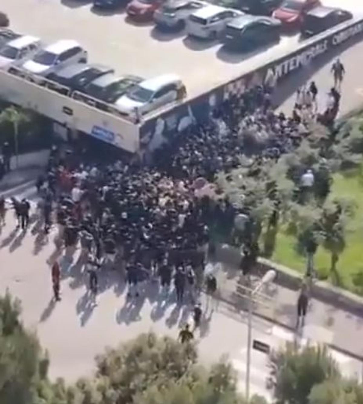 Bătaie în toată regula înainte de derby » 160 de suporteri au fost arestați, mai mulți polițiști răniți