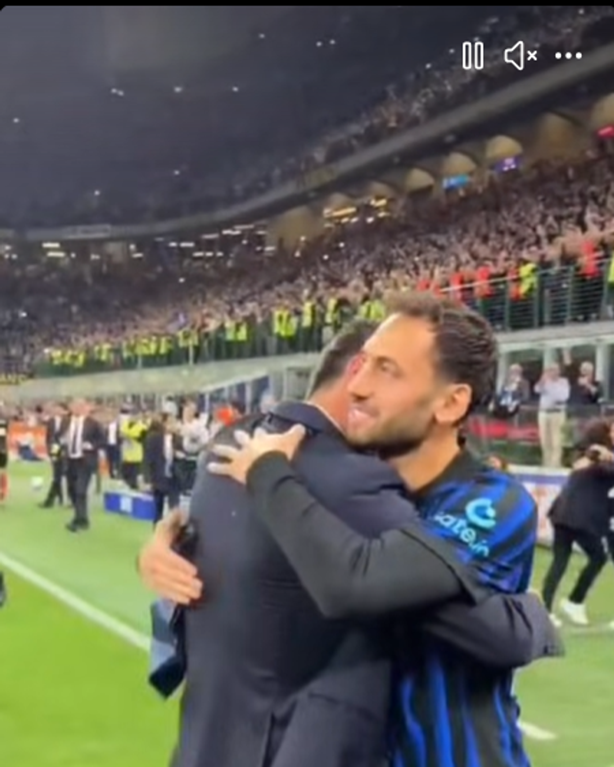 Îmbrățișarea lui Calhanoglu cu Cristi Chivu