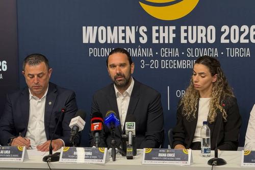 Bogdan Voina, noul președinte al FRH, între Nicolae Luca, secretarul general al FRH, și Diana Ciucă, portărița naționalei și a lui Rapid București/Foto: Facebook (FRH - Federația Română de Handbal)