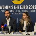 Bogdan Voina, noul președinte al FRH, între Nicolae Luca, secretarul general al FRH, și Diana Ciucă, portărița naționalei și a lui Rapid București/Foto: Facebook (FRH - Federația Română de Handbal)