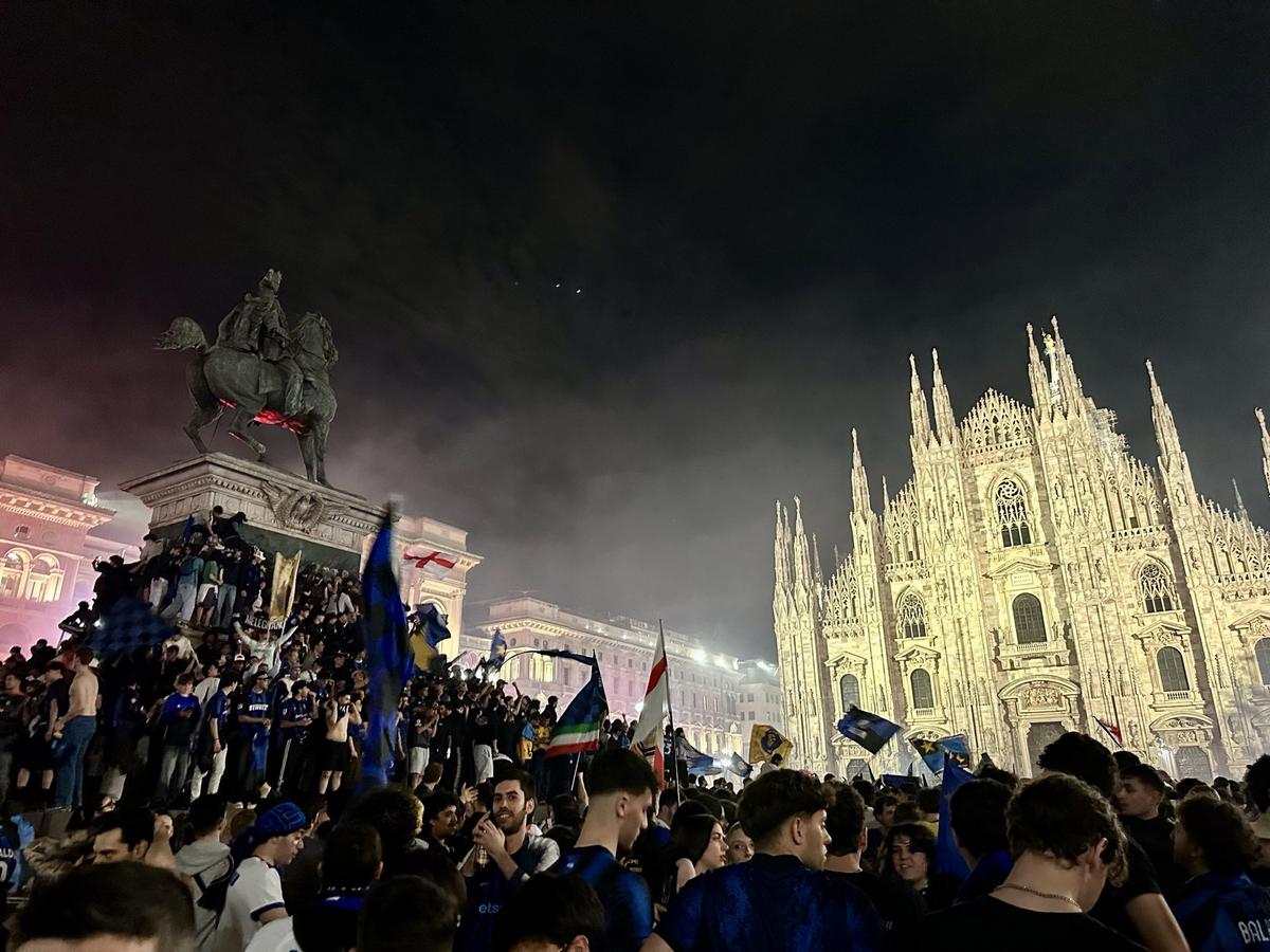 Imagini din Piazza Duomo, după ce Inter a câștigat titlul // foto: X