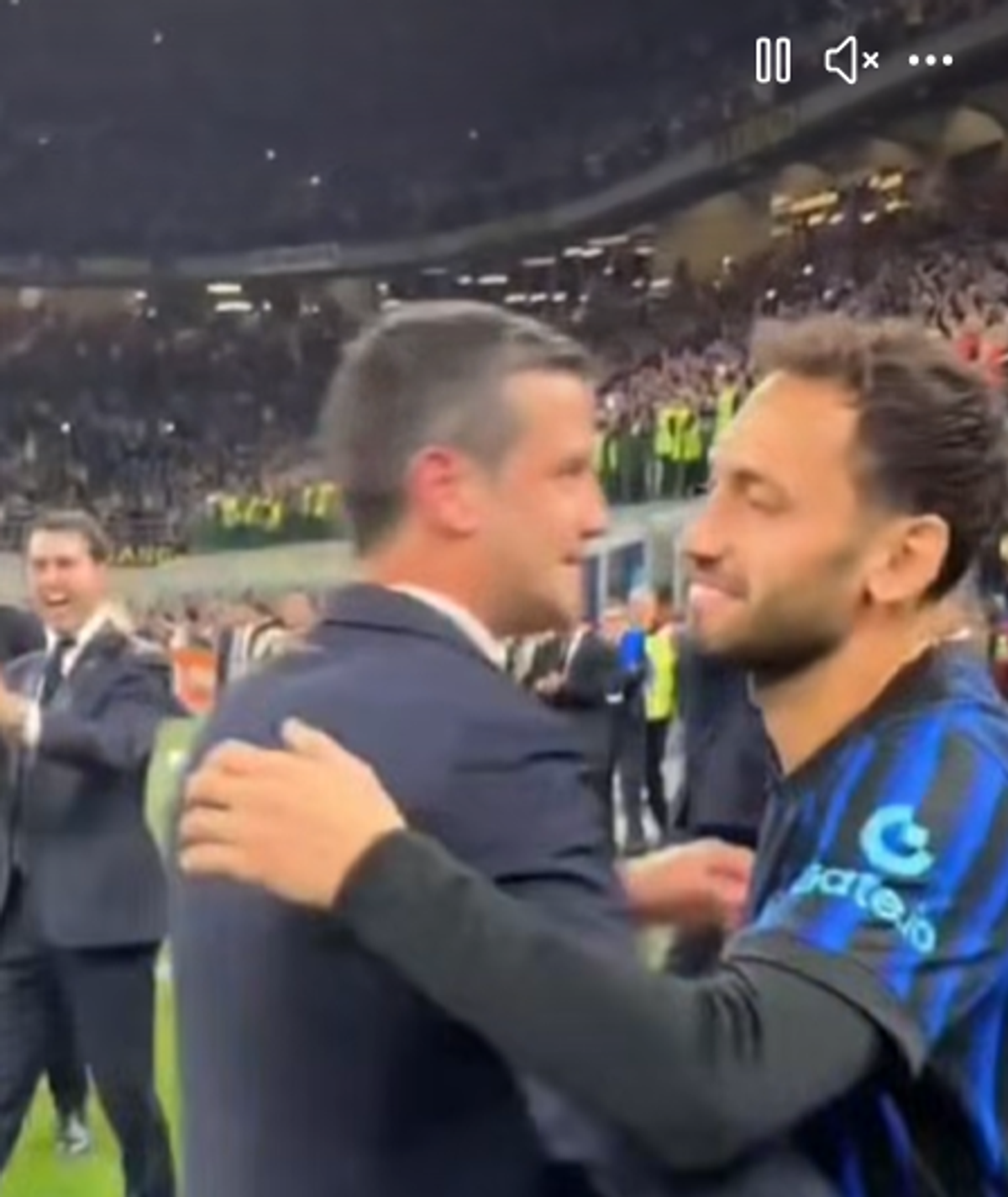 Îmbrățișarea lui Calhanoglu cu Cristi Chivu