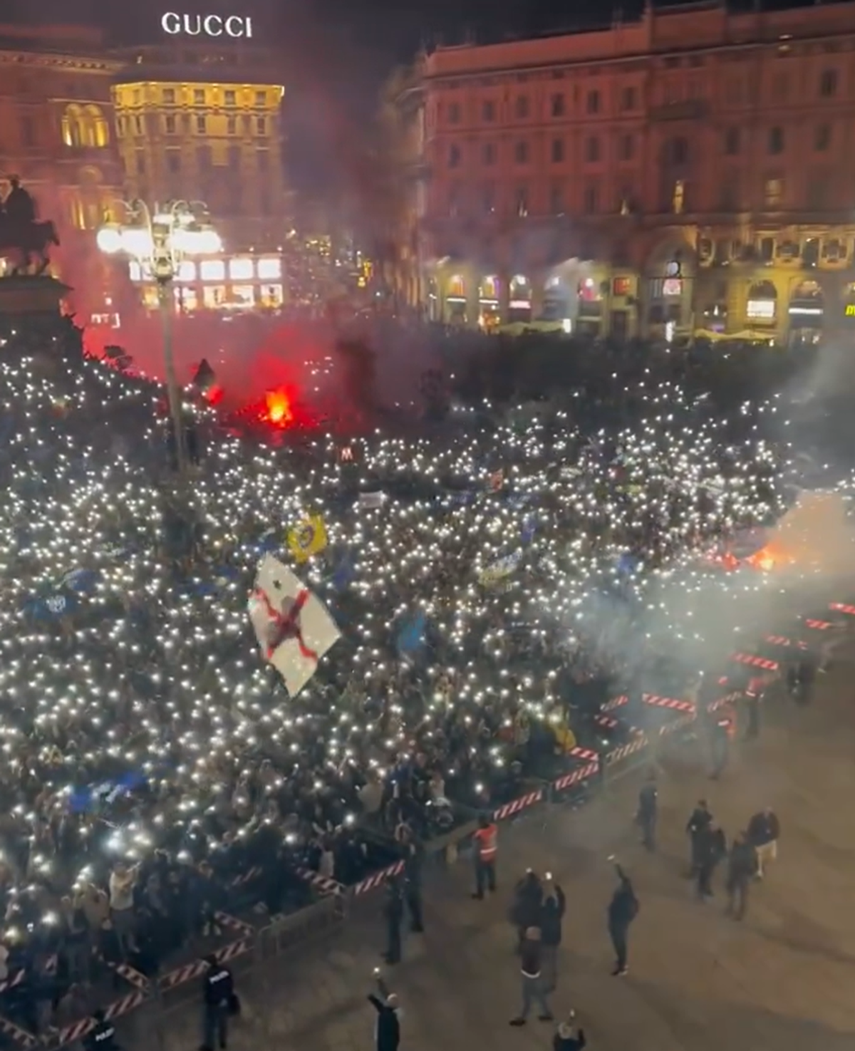 Imagini din Piazza Duomo, după ce Inter a câștigat titlul // foto: X