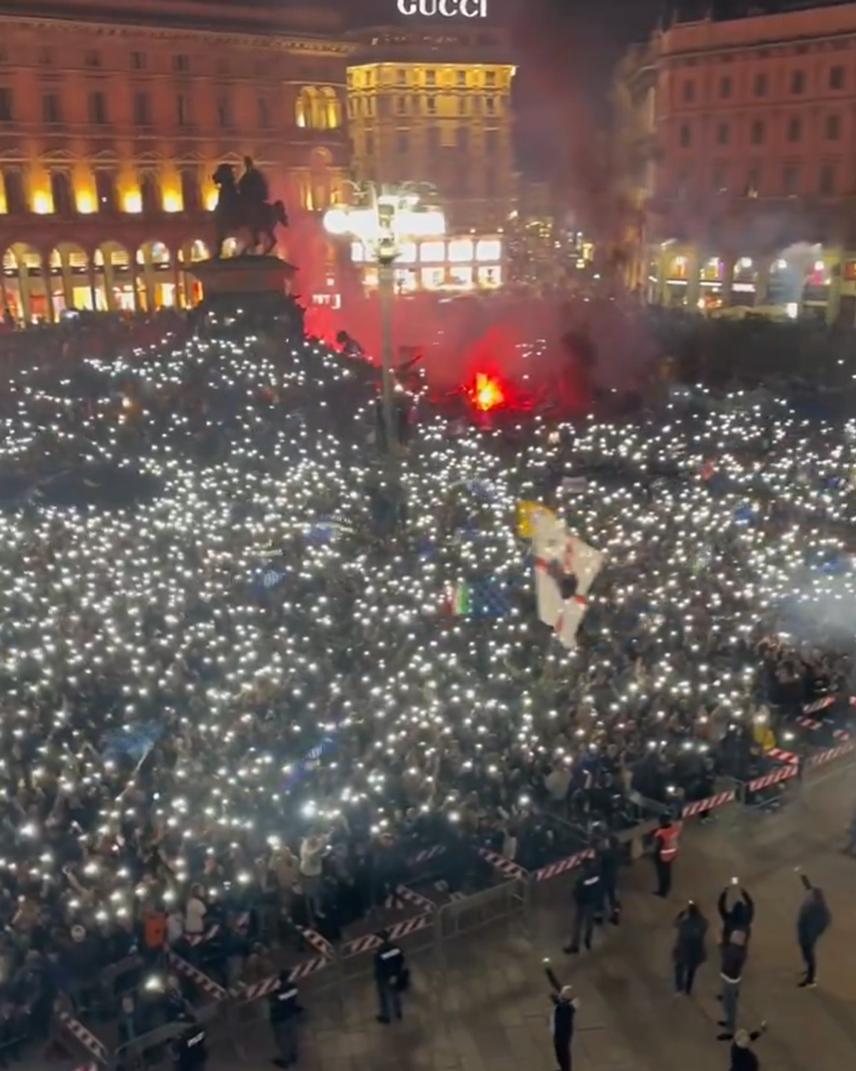 Imagini din Piazza Duomo, după ce Inter a câștigat titlul // foto: X