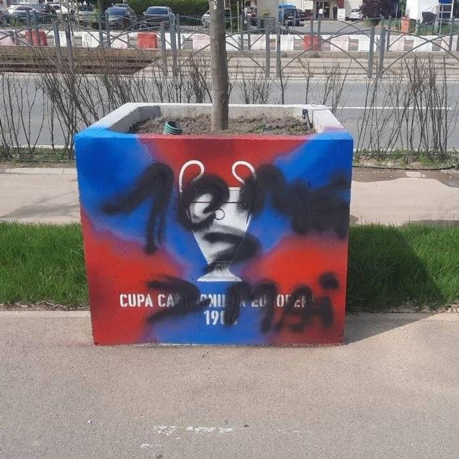 Mesaj vandalizat de dinamoviști în Ghencea: „10 mai > 7 mai” // FOTO: Facebook Înainte de aniversarea Stelei, dinamoviștii au vandalizat un mesaj din Ghencea: „10 mai > 7 mai”