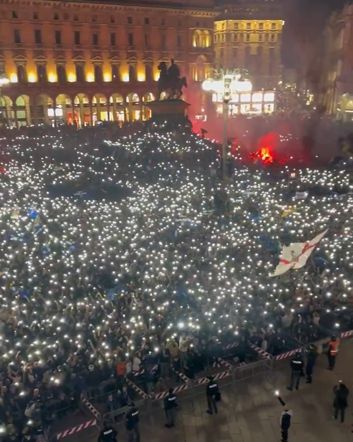 Imagini din Piazza Duomo, după ce Inter a câștigat titlul // foto: X