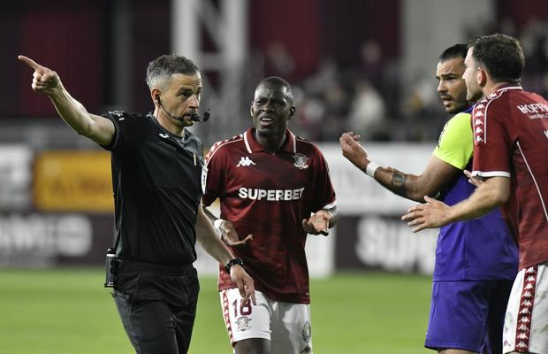 Penalty cu semne de întrebare în Rapid - CFR Cluj: fază discutată intens în Giulești