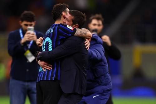 Cristi Chivu și Hakan Calhanoglu se îmbrățișează după triumful lui Inter în Serie A / Foto: Imago