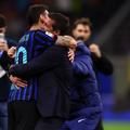 Cristi Chivu și Hakan Calhanoglu se îmbrățișează după triumful lui Inter în Serie A / Foto: Imago
