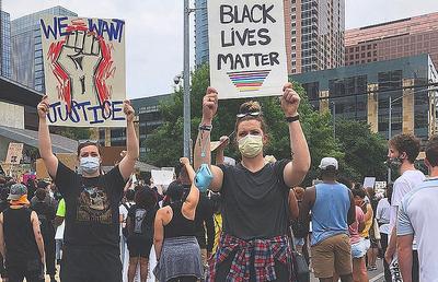 FOTO Fostă baschetbalistă de la Brașov implicată în protestele din SUA după moartea lui George Floyd: „Black lives matter”