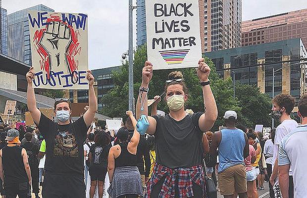 FOTO Fostă baschetbalistă de la Brașov implicată în protestele din SUA după moartea lui George Floyd: „Black lives matter”