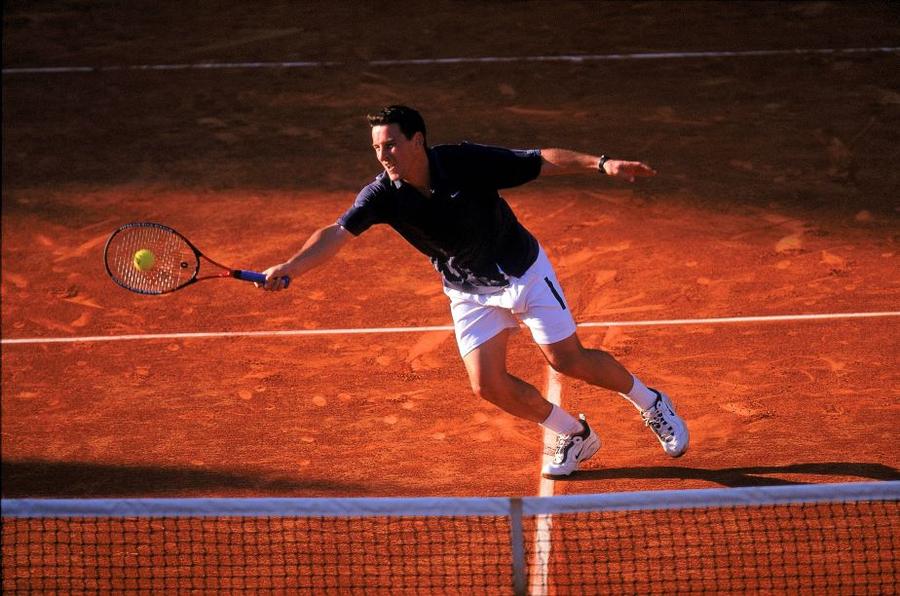 Andrei Pavel pe zgura pariziană la ediția din 2002 a turneului de Grand Slam Foto Guliver/GettyImages Roland Garros se joacă pe GSP.ro >> Parisul cu gaz lacrimogen al lui Țiriac, surpriza Voinea și călătoria fantastică a lui Pavel din Franța în Germania și înapoi