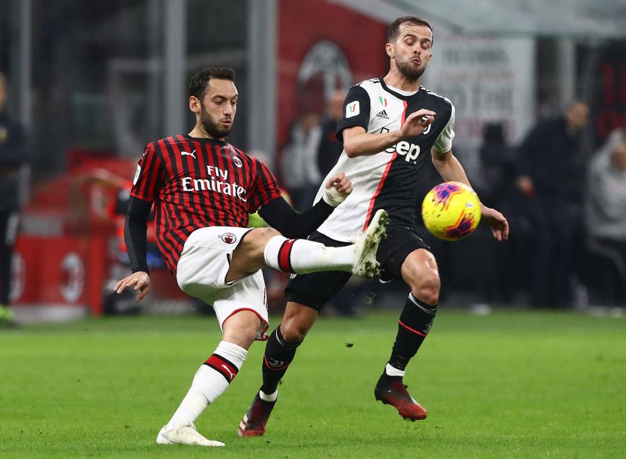 Hakan Calhanoglu, în tricoul lui AC Milan Starul lui AC Milan, reverență supremă pentru Gică Hagi: „Visul meu e să ajung o legendă ca el, să port tricoul lui glorios”