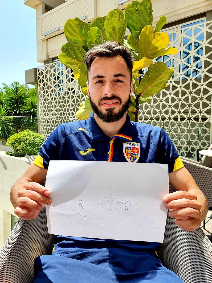 Andrei prezentând un desen similar celui din clasa I de școală, când visa doar să devină fotbalist Andrei Ciobanu se destăinuie într-un dialog cu GSP » Ce ar face cu un milion de euro și în ce campionat visează să joace