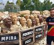 Andrei Ciobanu în compania busturilor unor fotbaliști celebri ai lumii, la Marbella Football Center