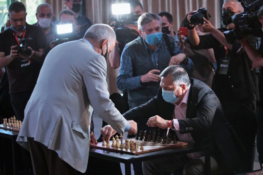 Ion Crăciunescu vs. Garry Kasparov // FOTO: Dumitru Angelescu