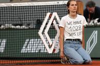 Ce înseamnă mesajul de pe tricoul femeii care s-a legat de fileu: „În felul ăsta, Roland Garros nu va mai exista!”