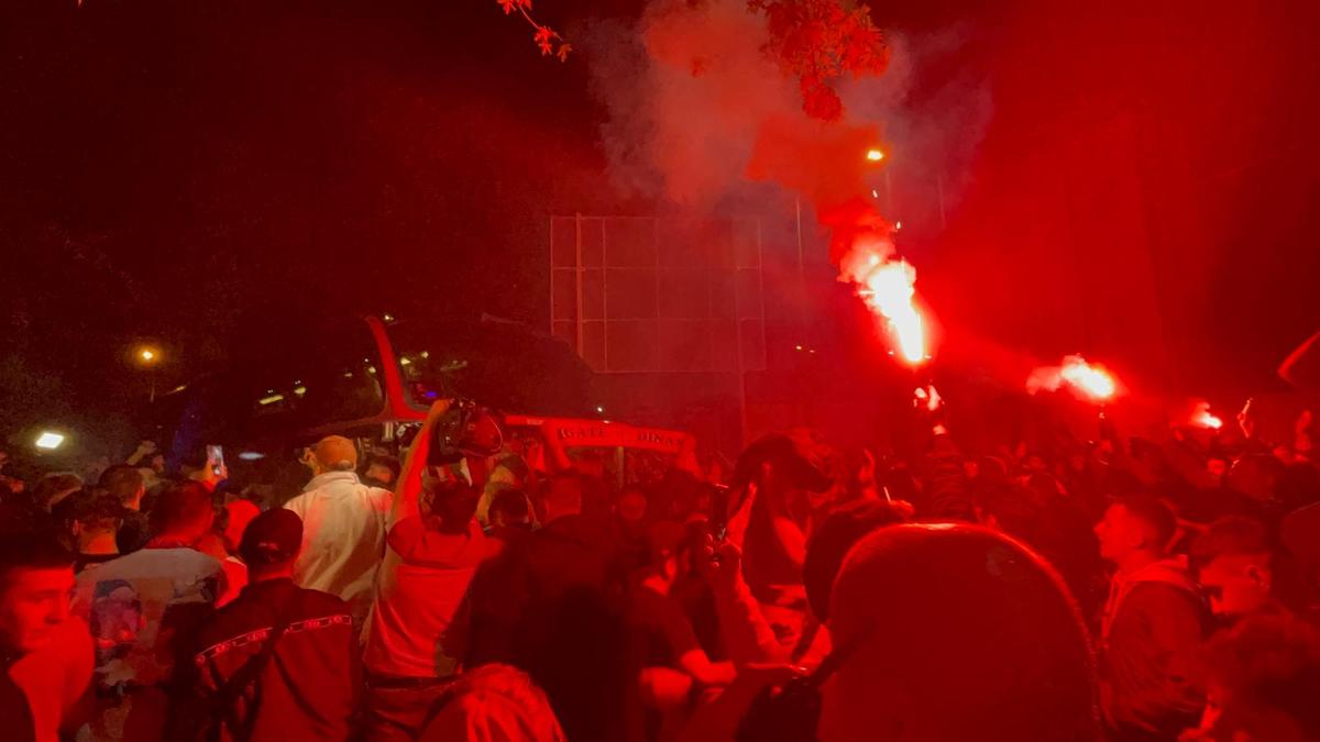 „Revelion” alb-roșu » Imagini de colecție: fanii lui Dinamo au însoțit autocarul până la București! Sărbătoare alături de jucători + cine a fost inamicul #1