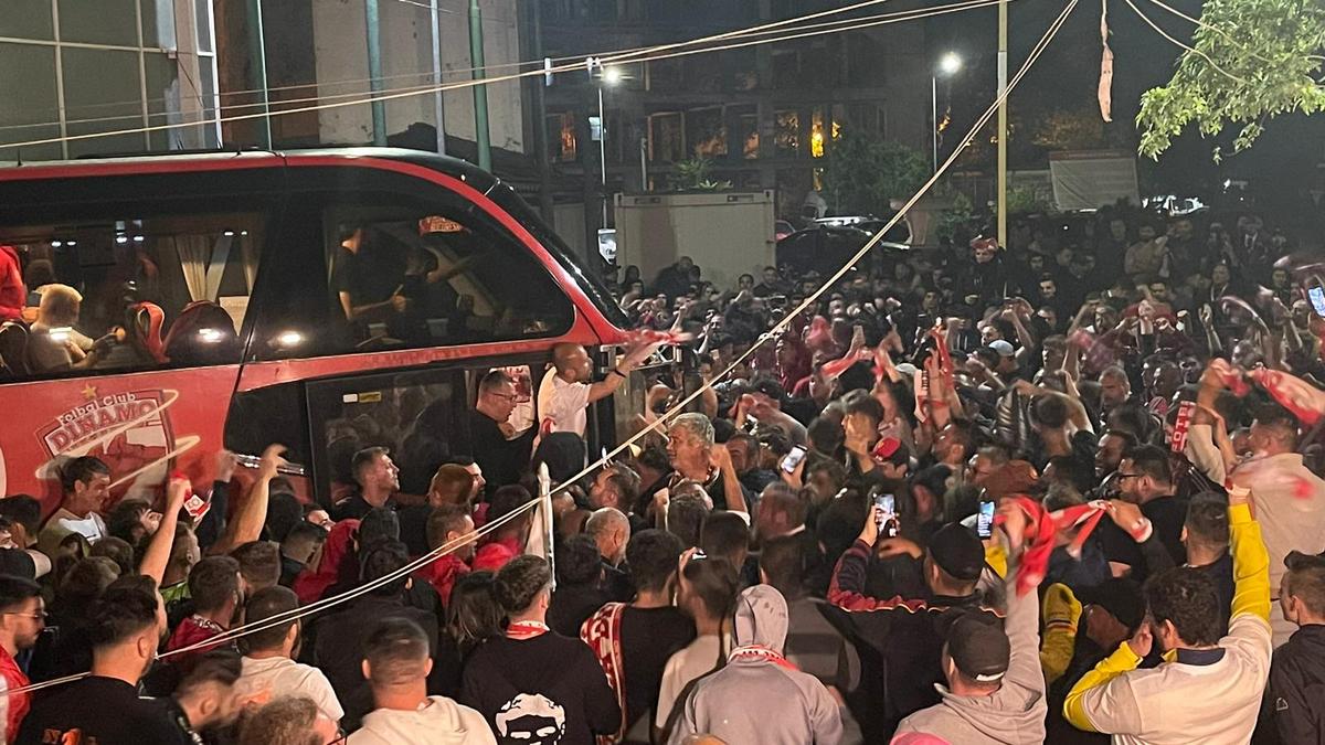 „Revelion” alb-roșu » Imagini de colecție: fanii lui Dinamo au însoțit autocarul până la București! Sărbătoare alături de jucători + cine a fost inamicul #1