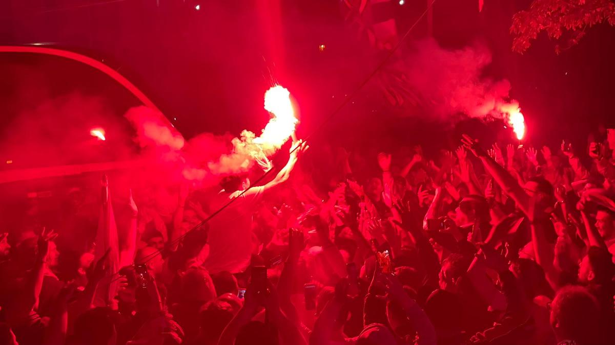 „Revelion” alb-roșu » Imagini de colecție: fanii lui Dinamo au însoțit autocarul până la București! Sărbătoare alături de jucători + cine a fost inamicul #1